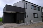 剣岳をのぞむ家